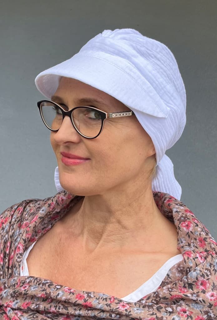 Tess z daszkiem biała muślin